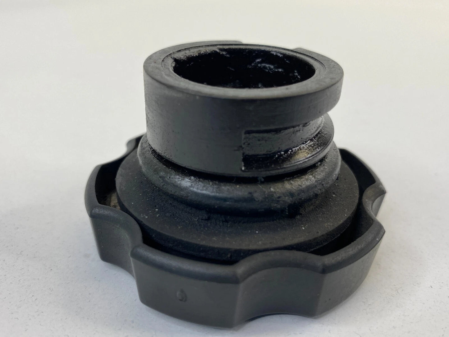 2002-2009 GMC ENVOY CHEVROLET TRAILBLAZER ENGINE OIL FILLER CAP COVER OEM