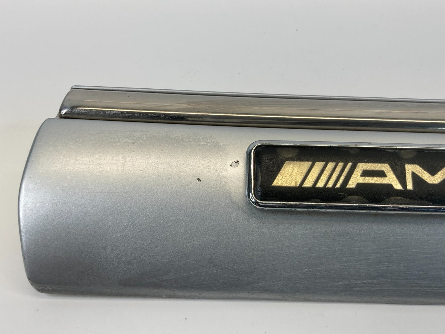 1999 Mercedes-Benz E430 Front Right Passenger Fender Molding Trim 2106901662 OEM