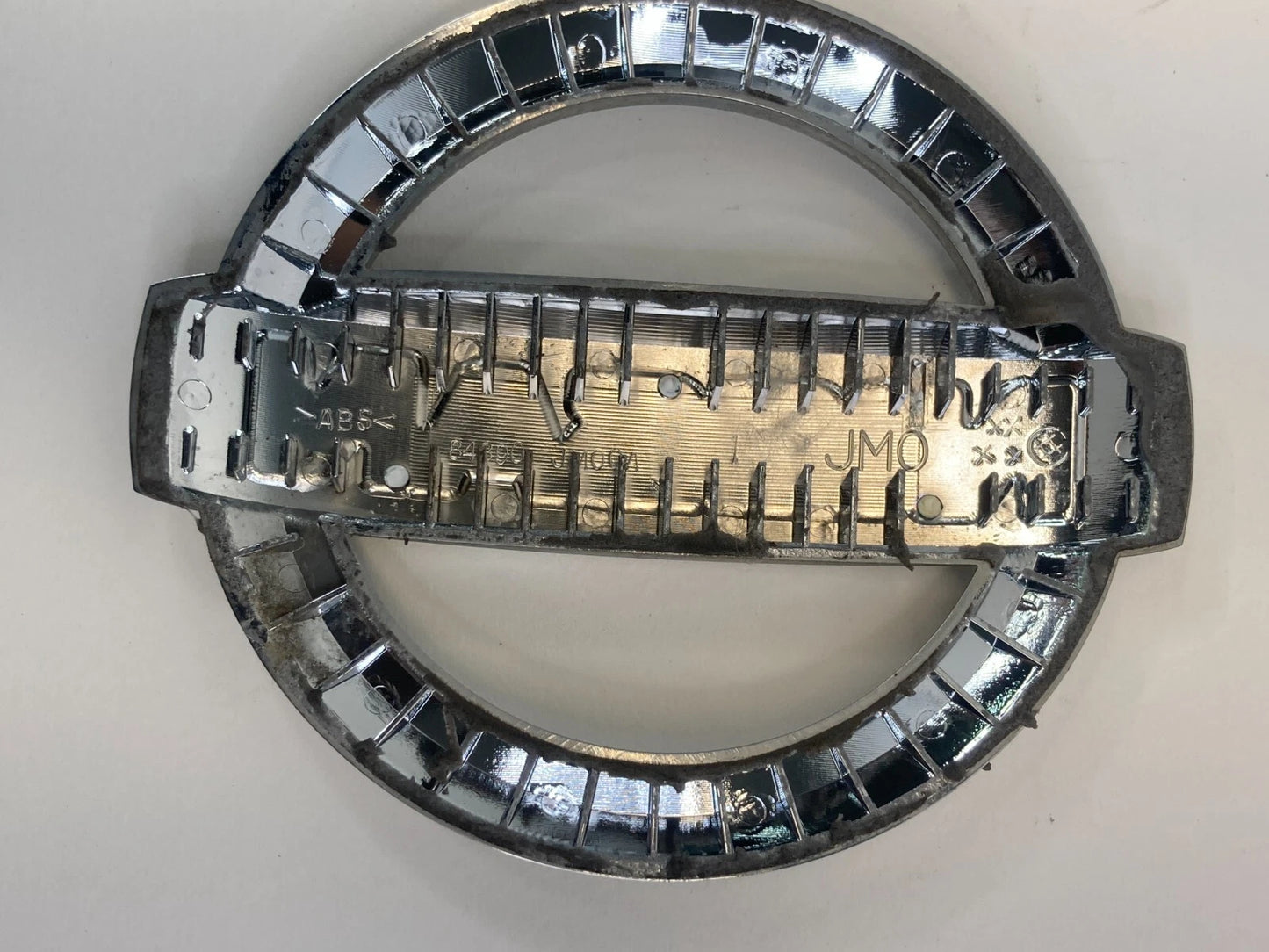 08-13 NISSAN ROGUE REAR TAILGATE EMBLEM BADGE LOGO CHROME 84890-JM00A OEM