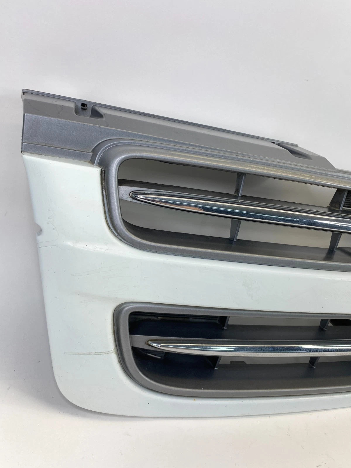 2000-2002 ISUZU TROOPER WHITE UPPER FRONT BUMPER CHROME GRILLE GRILL OEM