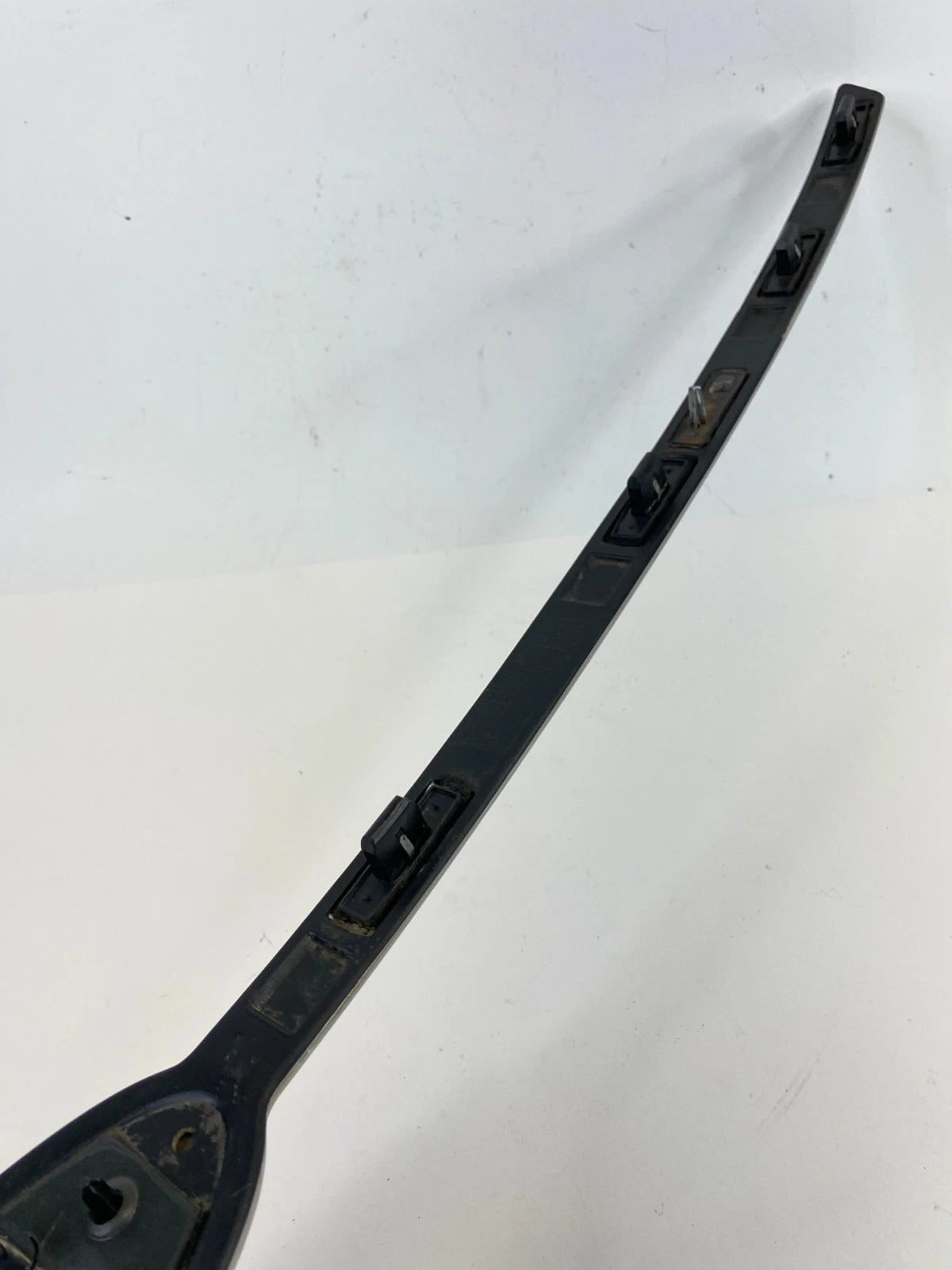 2013-2019 FORD TAURUS REAR TRUNK MOLDING W/ EMBLEM W/O CAMERA DG13-54425A22-A