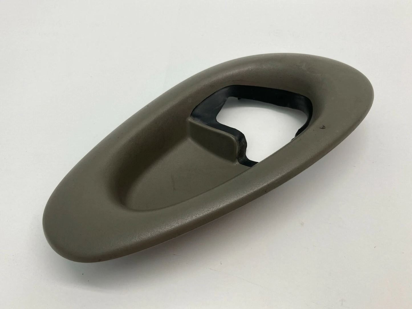 00-05 PONTIAC BONNEVILLE REAR LEFT DOOR INNER DOOR HANDLE BEZEL TRIM 16634071