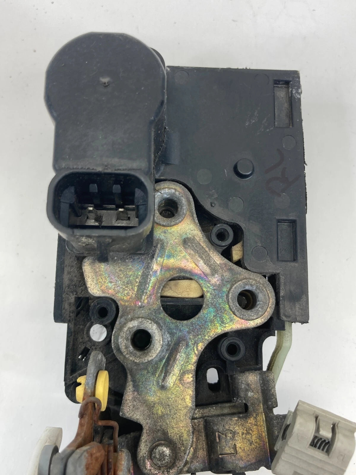 2000 GMC YUKON REAR LEFT MANUAL DOOR LOCK LATCH ACTUATOR RELEASE 16637779 OEM
