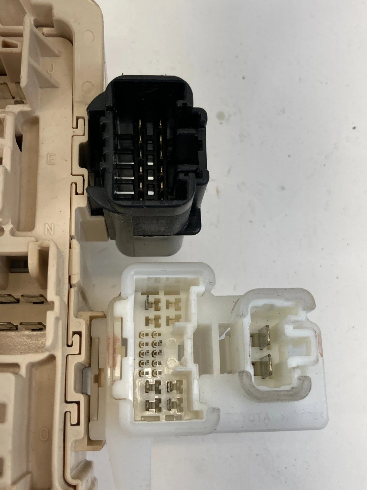 2005-2010 TOYOTA AVALON UNDER DASH INTERIOR FUSE BOX RELAY MODULE OEM