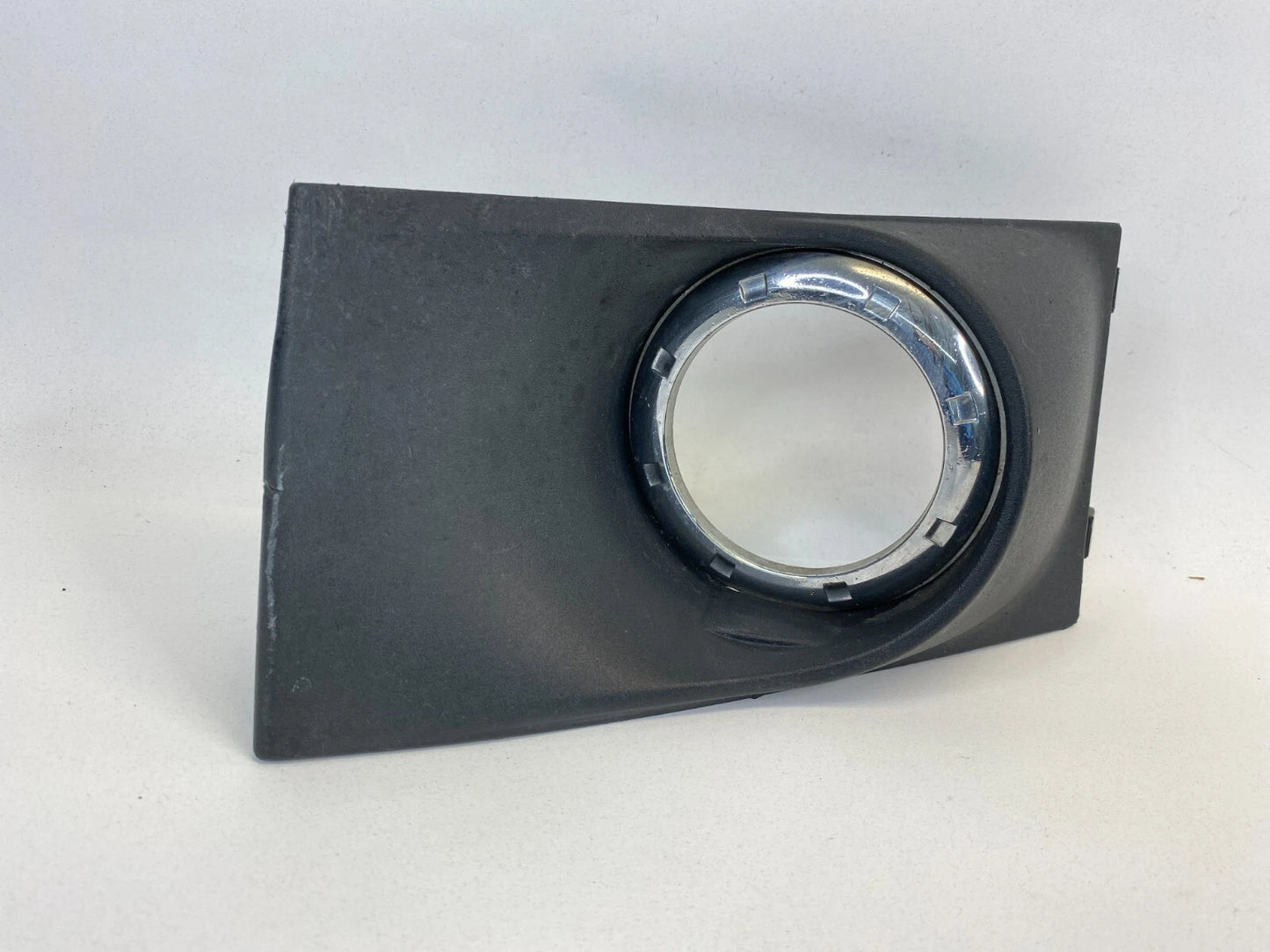 2008-2011 FORD FOCUS FRONT RIGHT SIDE FOG LIGHT LAMP COVER BEZEL 8S43-15A298 OEM