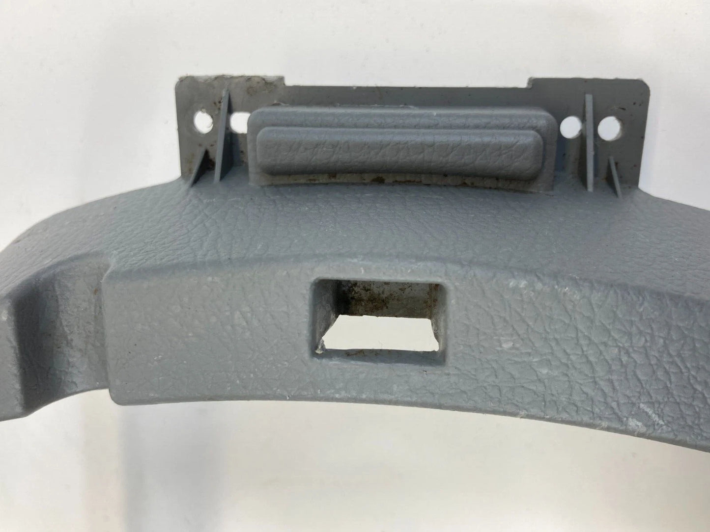 09 KIA BORREGO FRONT CENTER CONSOLE ARMREST SURROUNDING BEZEL COVER MOLDING OEM