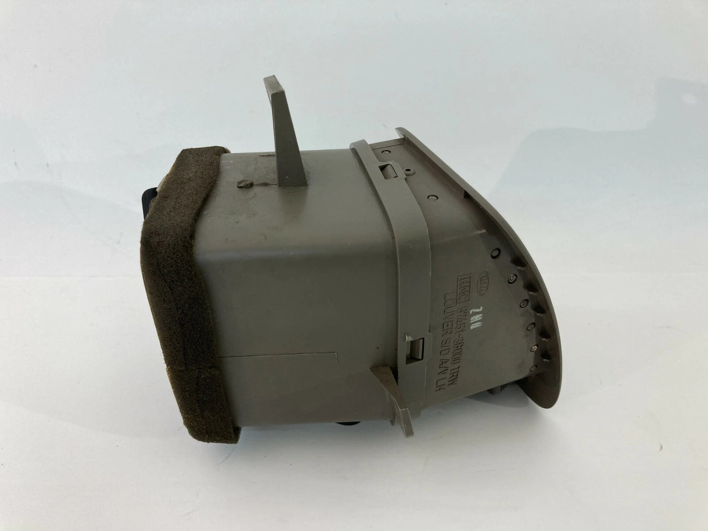 2002-2005 HYUNDAI SONATA BASE DASH LEFT DRIVER AC HEAT AIR VENT LH 97451-38000