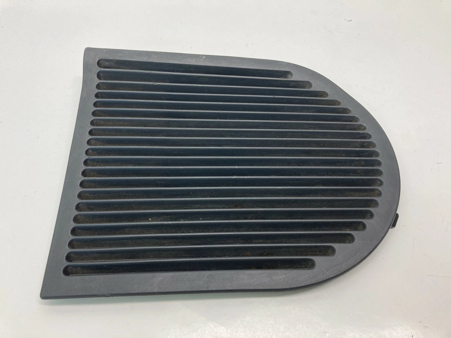 2005 05 CHRYSLER PACIFICA CARGO AREA PASSENGER SIDE WALL TRIM COVER GRILLE VENT