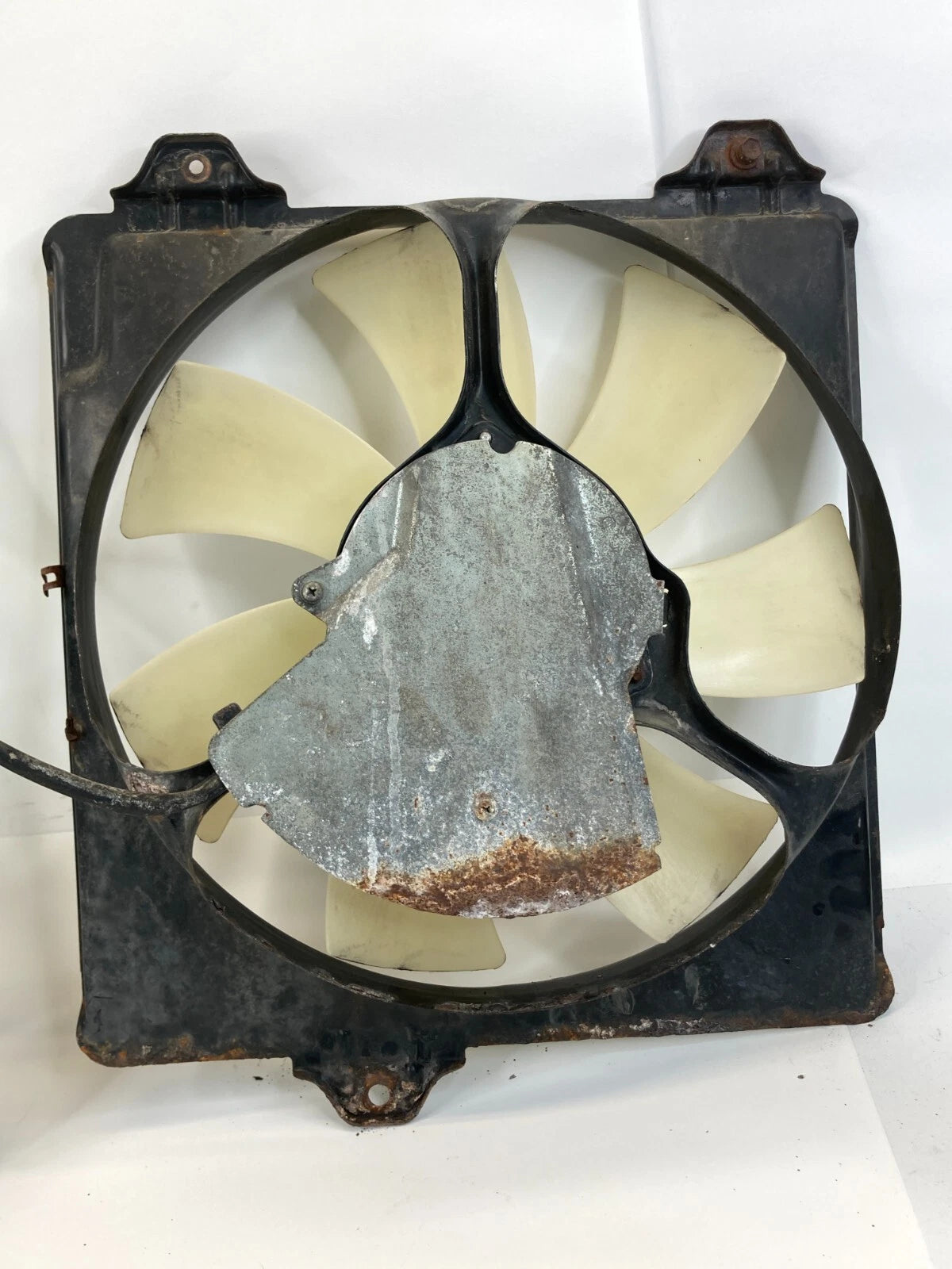 01 02 03 04 05 TOYOTA RAV4 2.0L L4 RADIATOR COOLING FAN MOTOR W/ SHROUD OEM