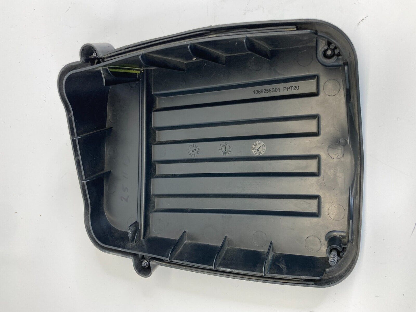 2011-2015 Volkswagen Jetta 2.0L L4 Air Intake Cleaner Upper Filter Lid Cover OEM