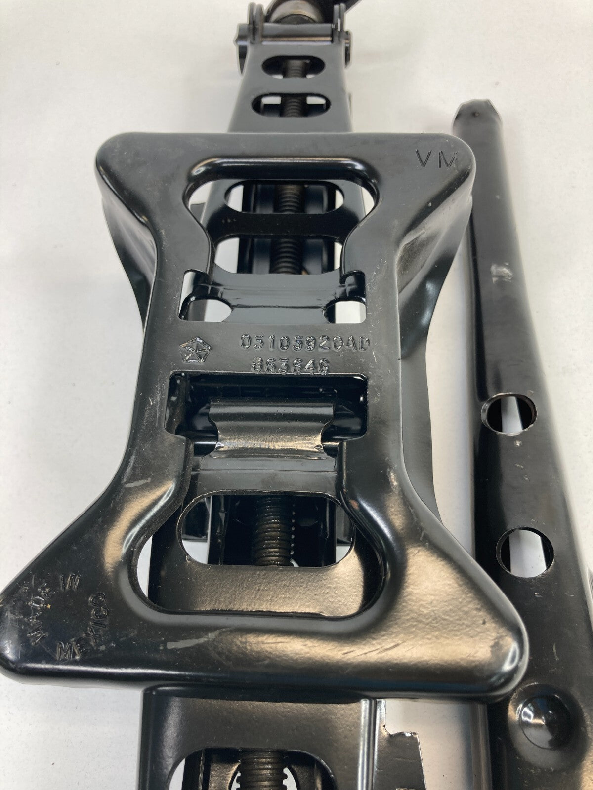 08-12 Caliber 07-17 Compass Patriot Emergency Scissor Jack & Tool Lug 05105920AD