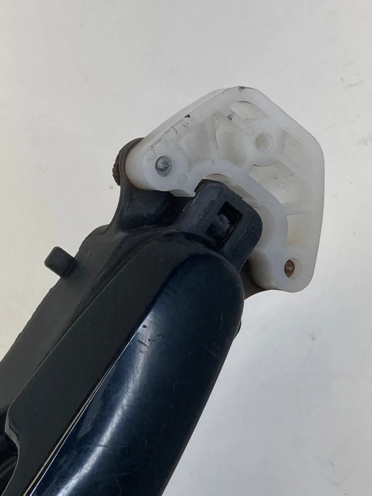 2004-2009 TOYOTA PRIUS FRONT LEFT EXTERIOR DOOR HANDLE WITH KEY CYLINDER OEM