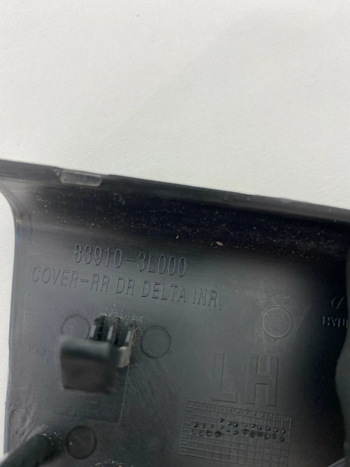 06-11 HYUNDAI AZERA REAR LEFT INNER DOOR DELTA CORNER COVER TRIM 83910-3L000 LH