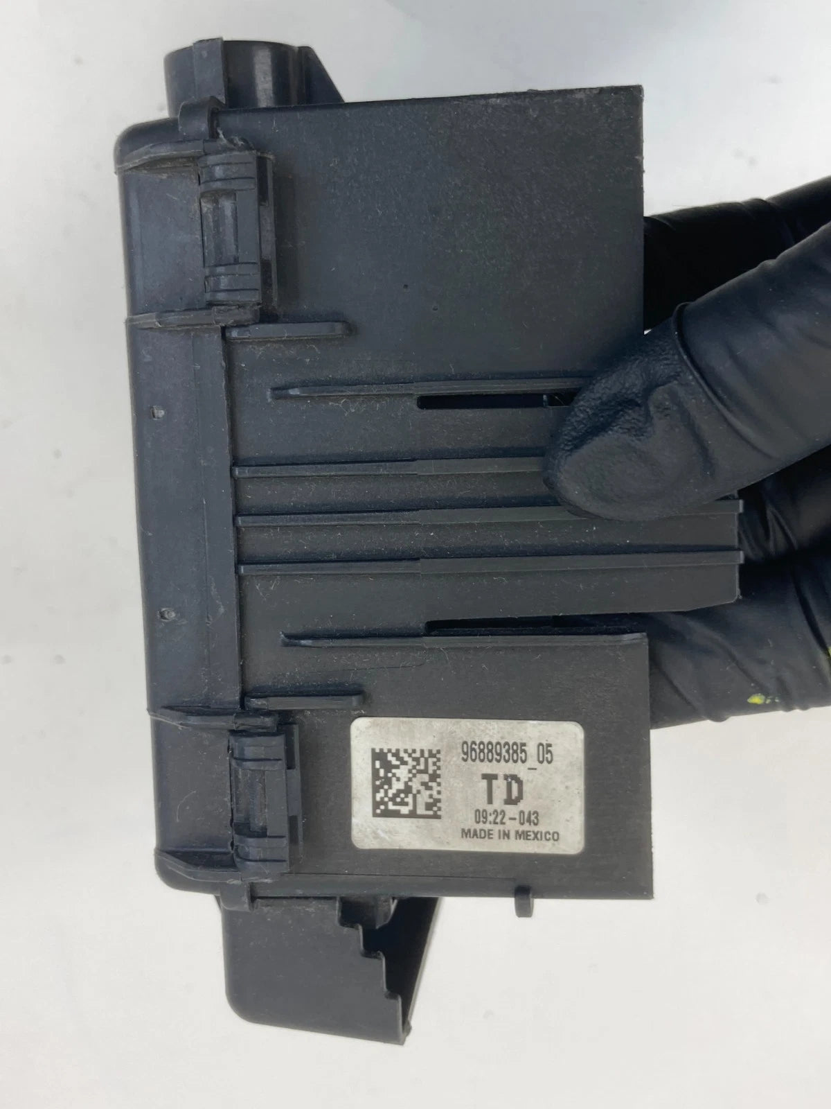 2011-2016 CHEVROLET CRUZE POSITIVE BATTERY TERMINAL W/ UPPER COVER 96889385 OEM