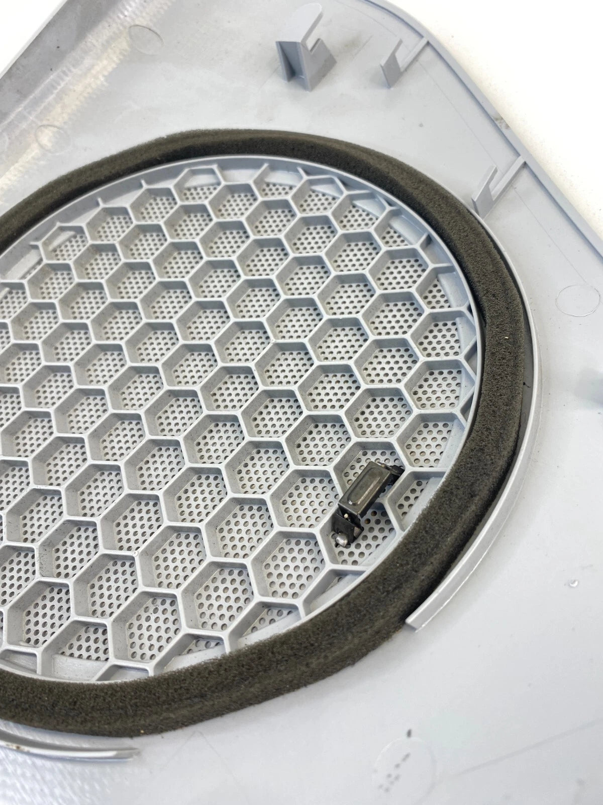 2000-2006 MERCEDES-BENZ S500 FRONT RIGHT DOOR SPEAKER GILLE COVER 2207270688