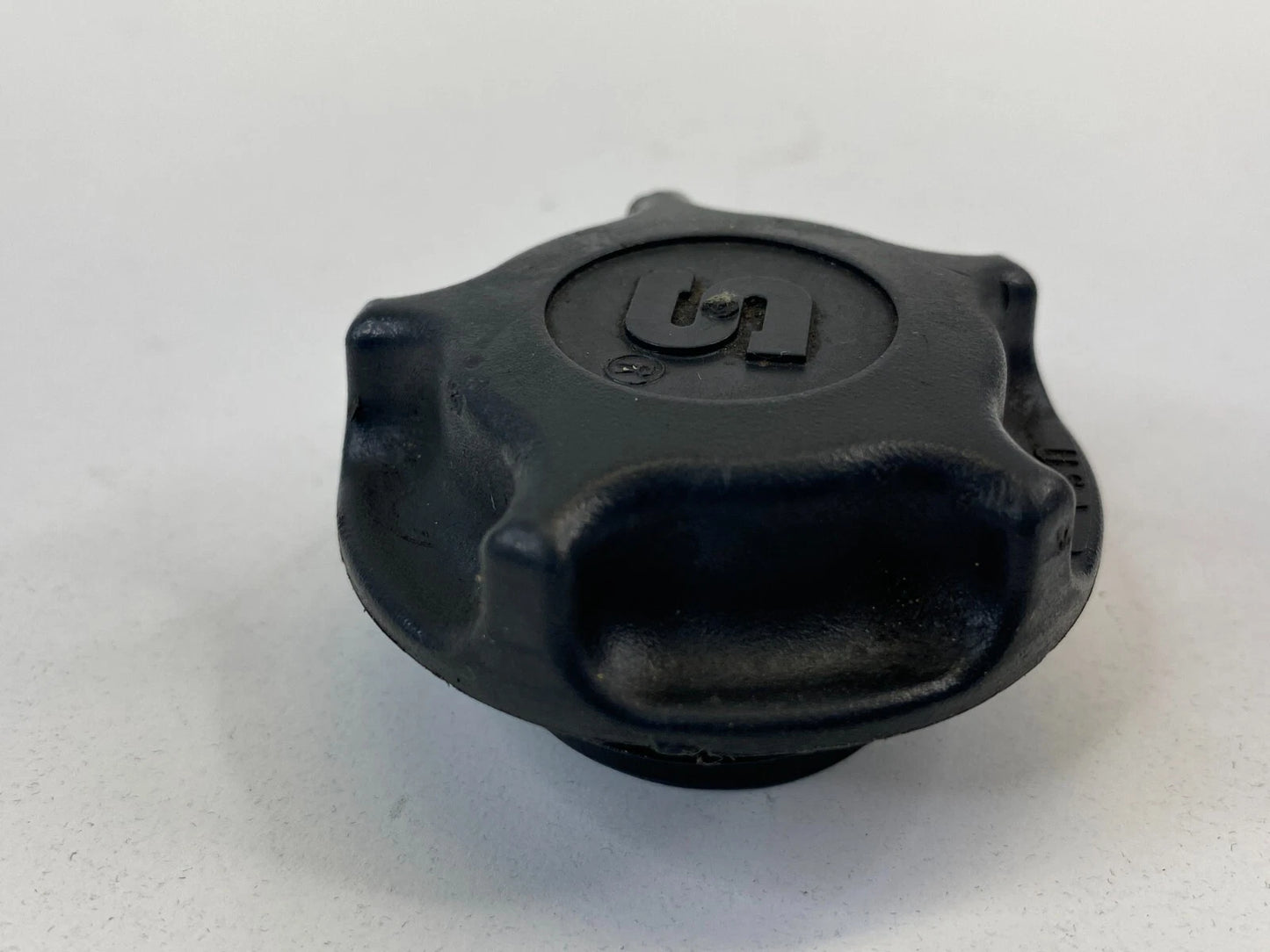 2009-2013 TOYOTA MATRIX HATCHBACK 2.4L ENGINE OIL FILLER FLUID TANK CAP COVER