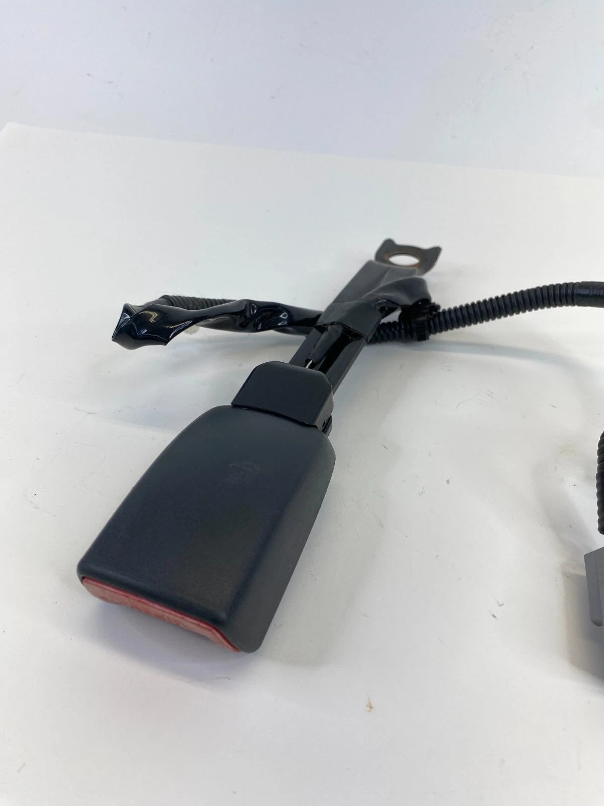 2005-2008 Pontiac Vibe Front Right Seat Belt Buckle 56458-A OEM