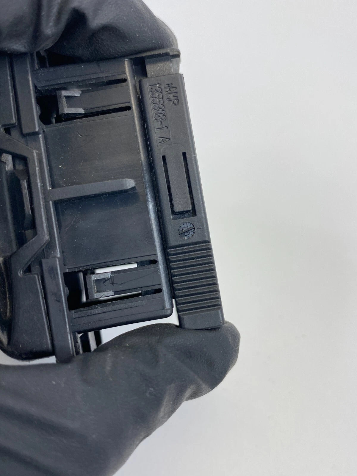 2003-2006 MERCEDES-BENZ E500 DIAGNOSTIC PLUG PORT UNDER COVER 202-540-23-73