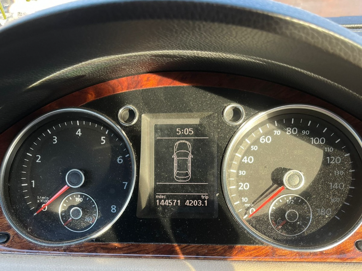 2010 2011 Volkswagen CC Cluster Speedometer Gauges 144.571 Miles A2C5-3219792