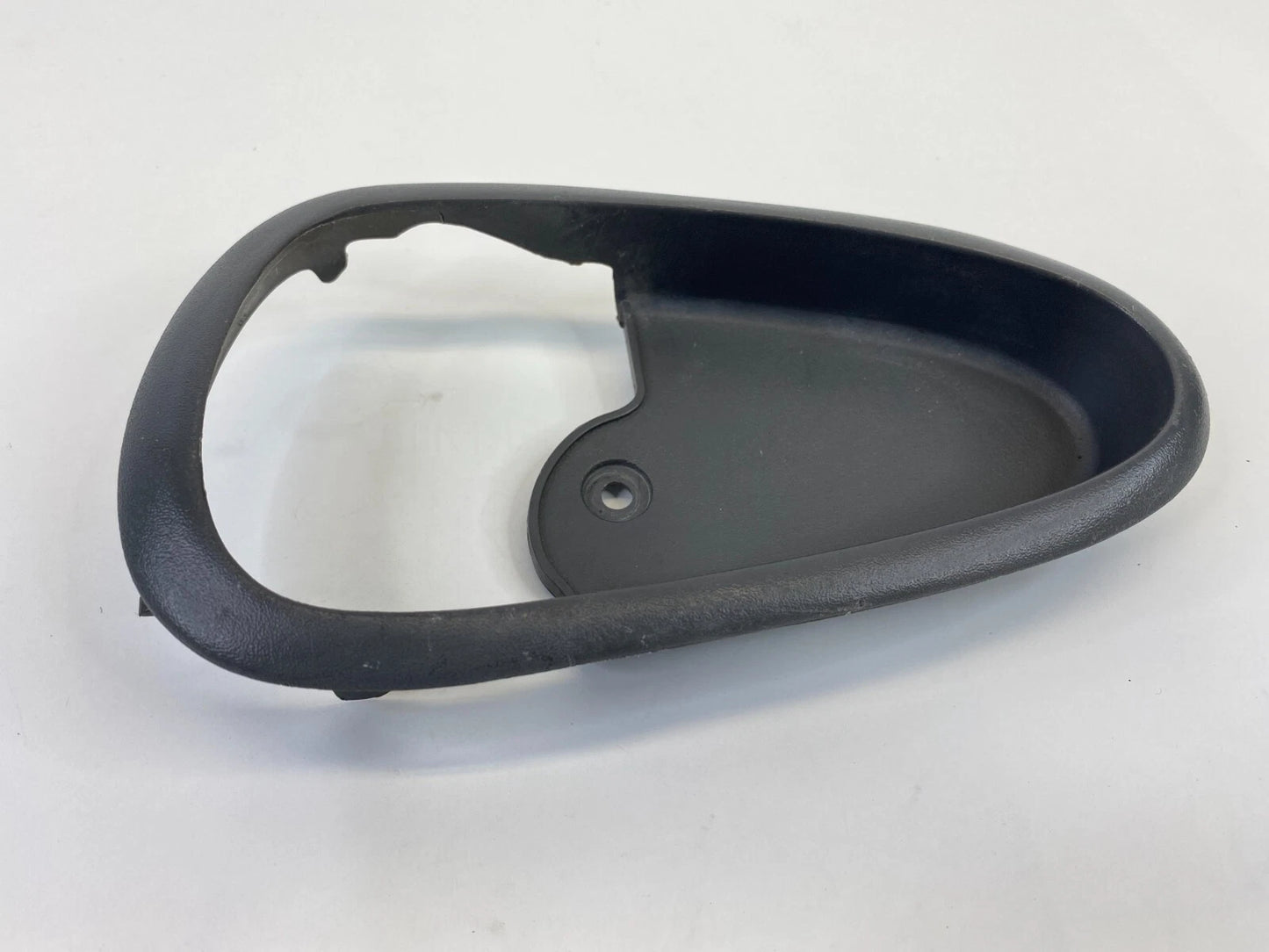 99-05 PONTIAC GRAND AM REAR RIGHT SIDE INTERIOR DOOR HANDLE COVER BEZEL 22617660