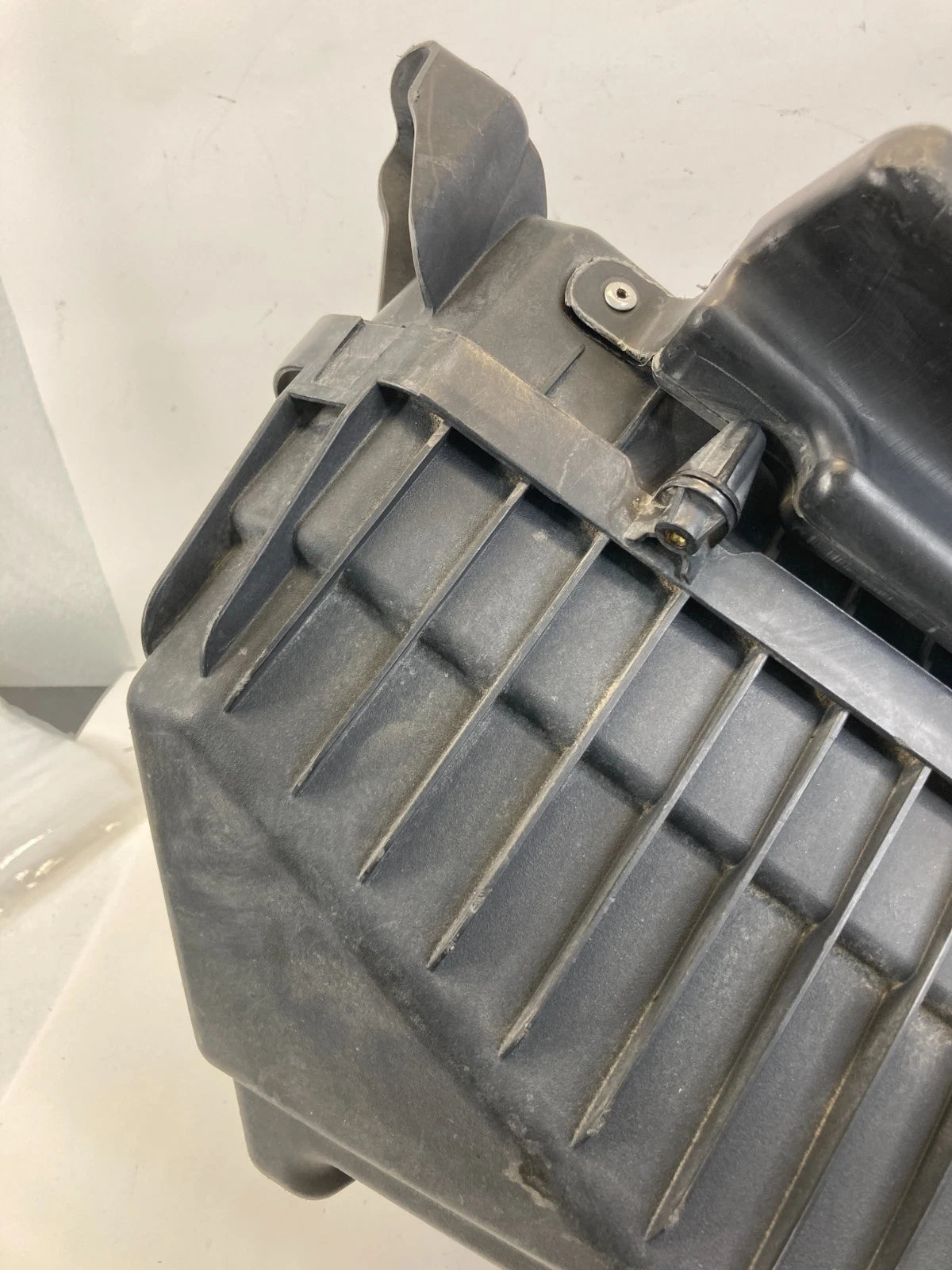 2012-2017 Chevrolet Traverse 3.6L A/T Air Intake Cleaner Box Assembly OEM