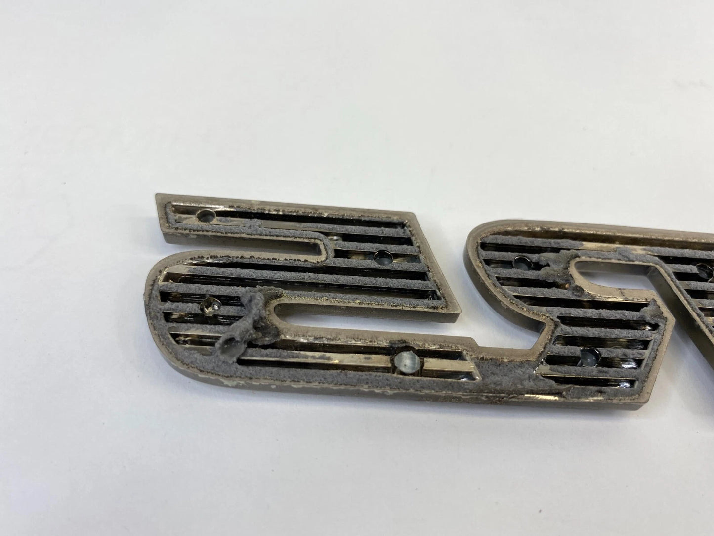 2001-2007 TOYOTA SEQUOIA REAR PILLAR SIDE EMBLEM LOGO BADGE SYMBOL NAMEPLATE SR5