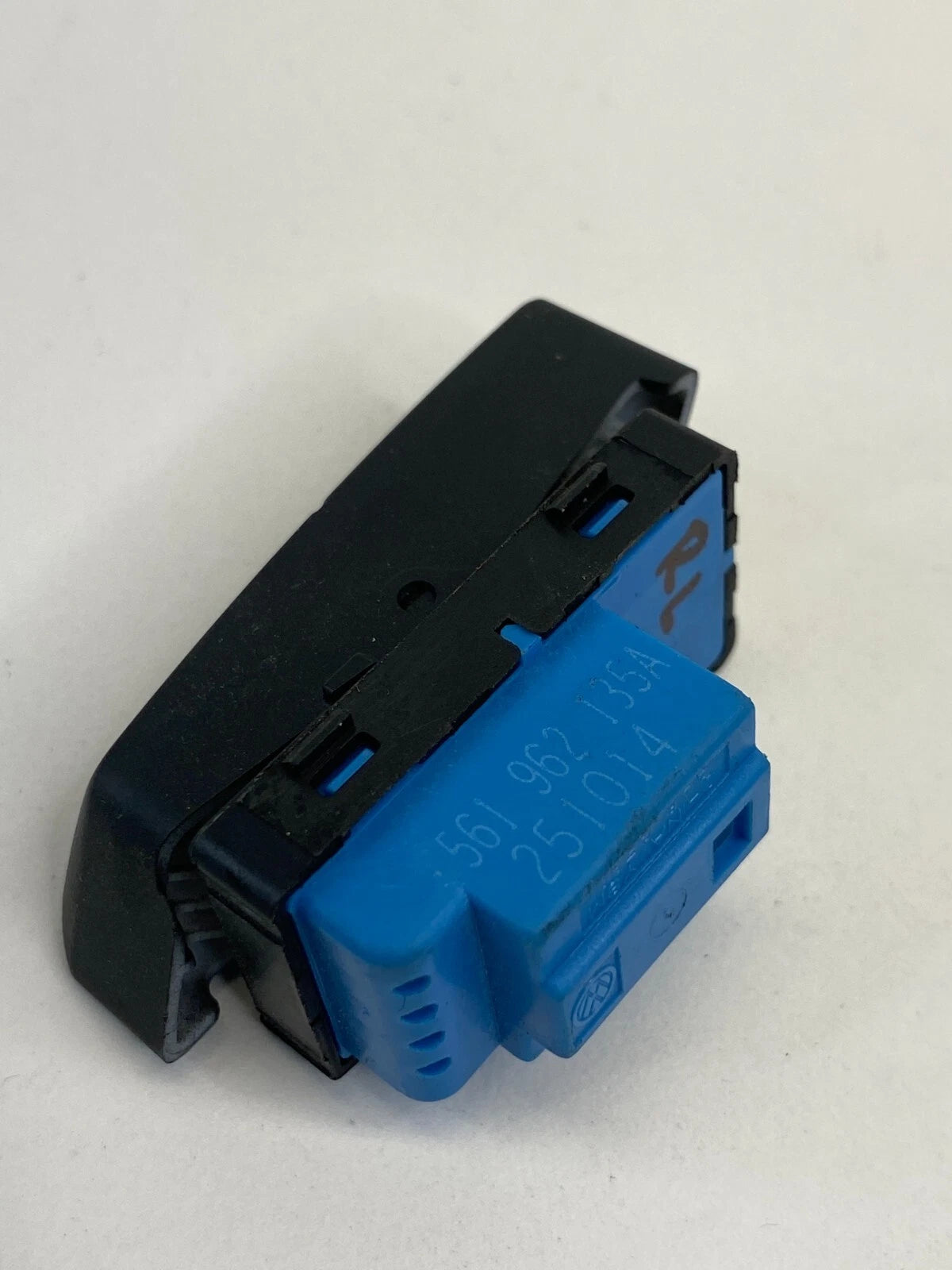 2012-2015 VOLKSWAGEN PASSAT REAR LEFT SIDE DOOR LOCK SWITCH 561-962-135-A OEM