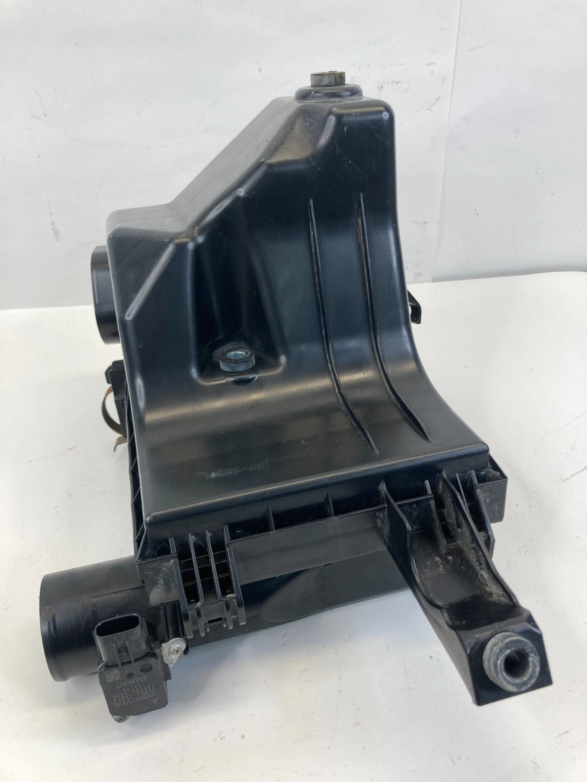 2010-2015 TOYOTA PRIUS AIR CLEANER INTAKE BOX FILTER HOUSING 17812-37030 OEM