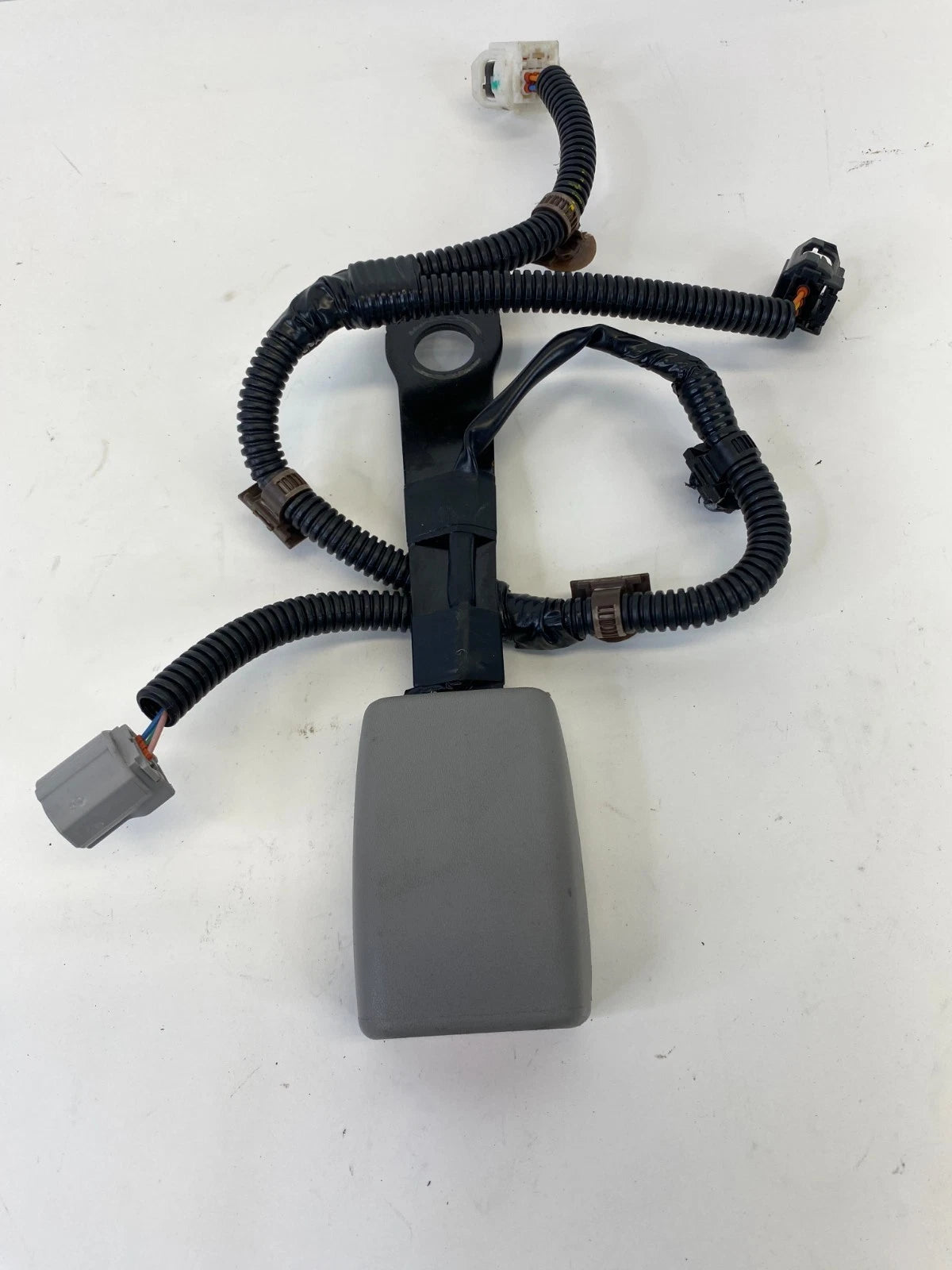 2016-2019 TOYOTA COROLLA FRONT RIGHT SEAT BELT BUCKLE END UNIT OEM FACTORY B620