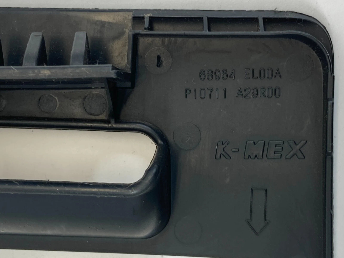 07 08 09 10 11 12 NISSAN VERSA DASH FUSE BOX DOOR LID COVER 68964-EL00A OEM