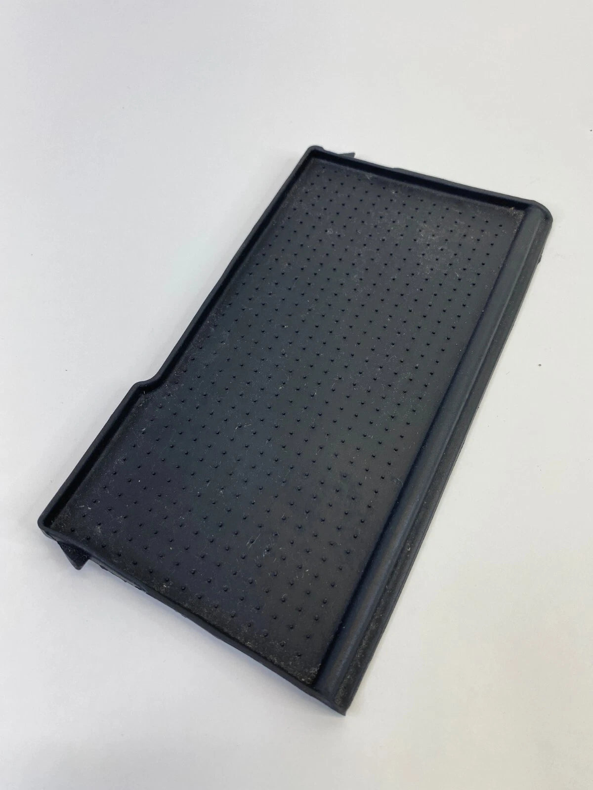 2002-2007 SATURN VUE FRONT DASH LOWER STORAGE COMPARTMENT RUBBER MAT 22675342