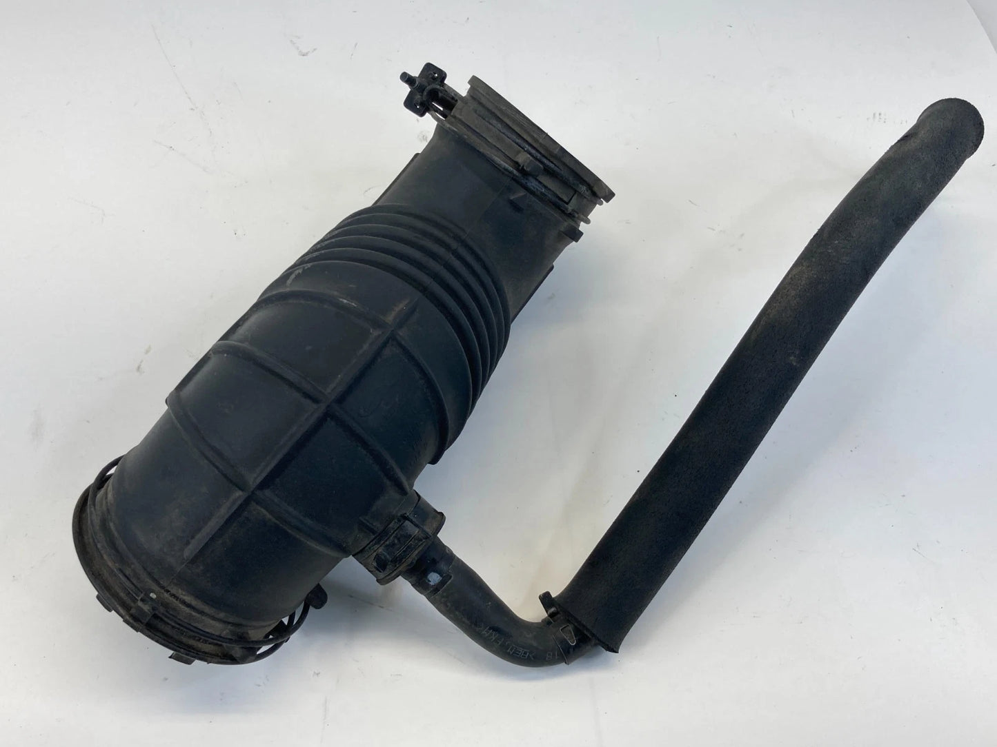 2012-2017 Kia Rio 1.6L L4 A/T Air Intake Cleaner Hose Tube Duct Pipe Assy OEM