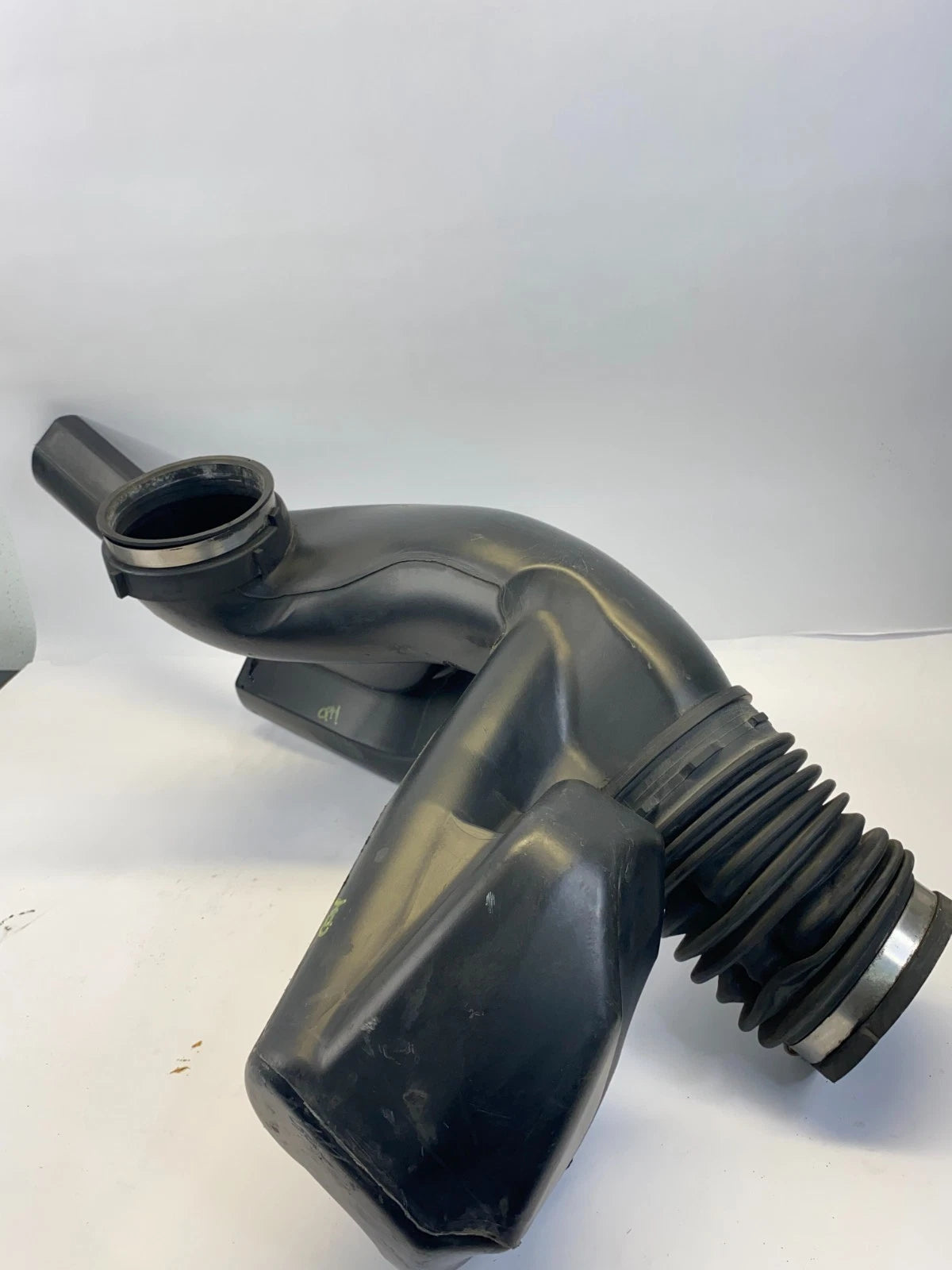 01-06 CHEVY TAHOE SILVERADO AIR INTAKE FILTER OUTLET DUCT RESONATOR 15060999 OEM