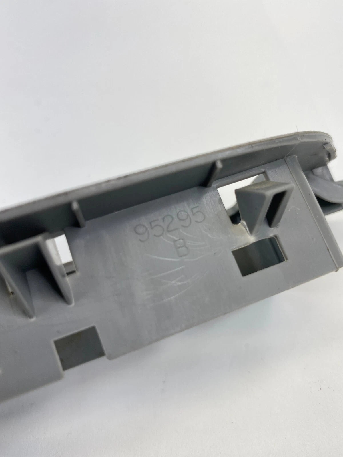 2006 2007 CHRYSLER 300 FRONT RIGHT DOOR WINDOW SWITCH BEZEL COVER TRIM 1053092