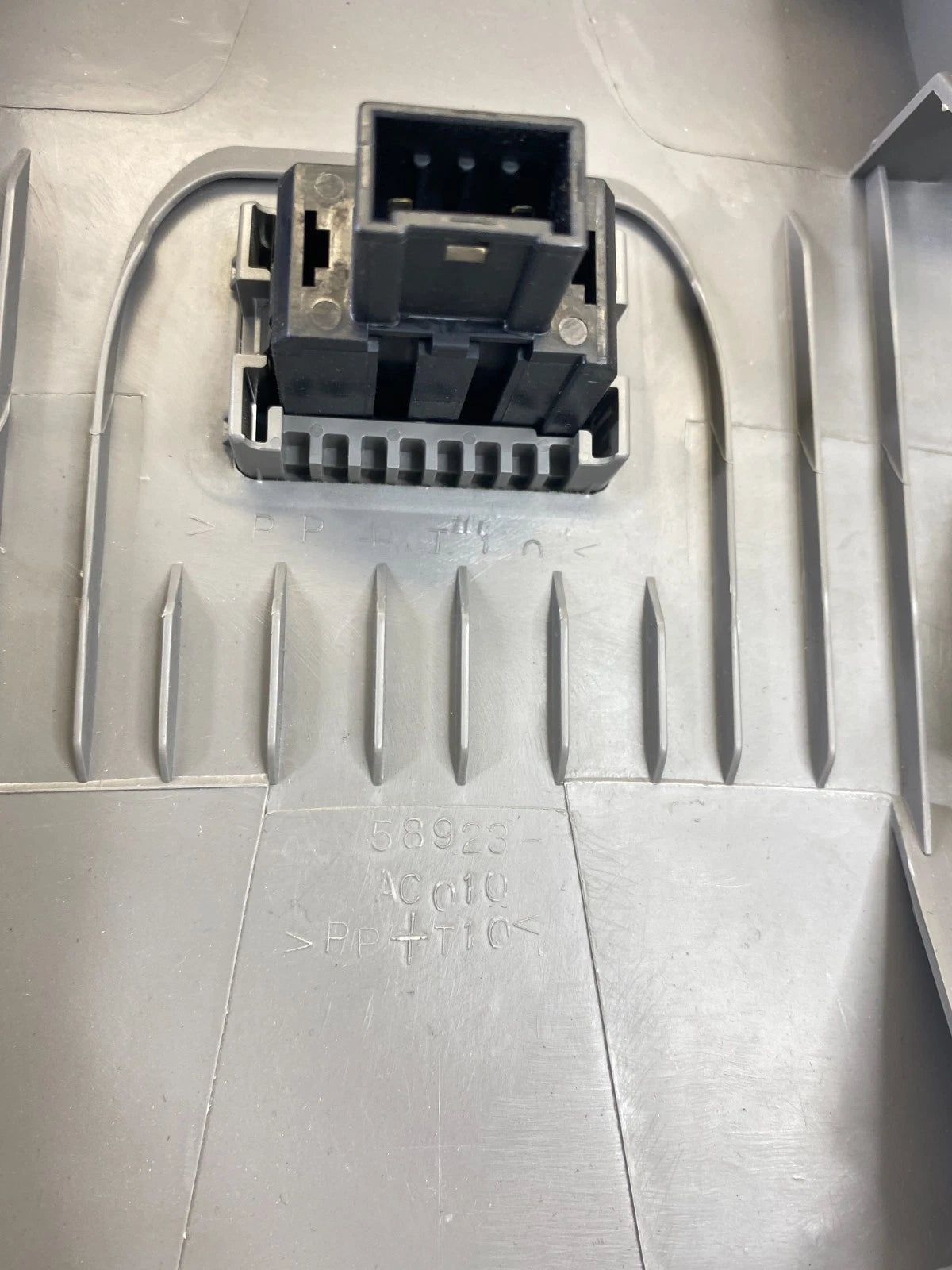 2002-2004 TOYOTA AVALON REAR CENTER CONSOLE AC VENT GRILLE PLUG OEM 58923-AC010