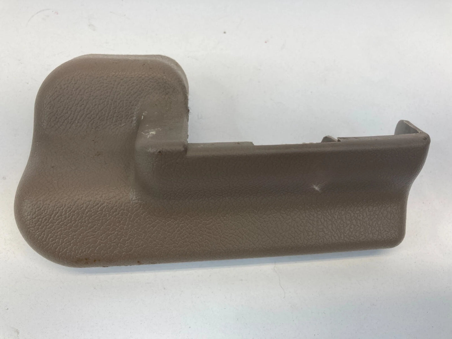 2000-2004 SUBARU OUTBACK FRONT RIGHT INNER SEAT TRACK RAIL END COVER 64115AE18A
