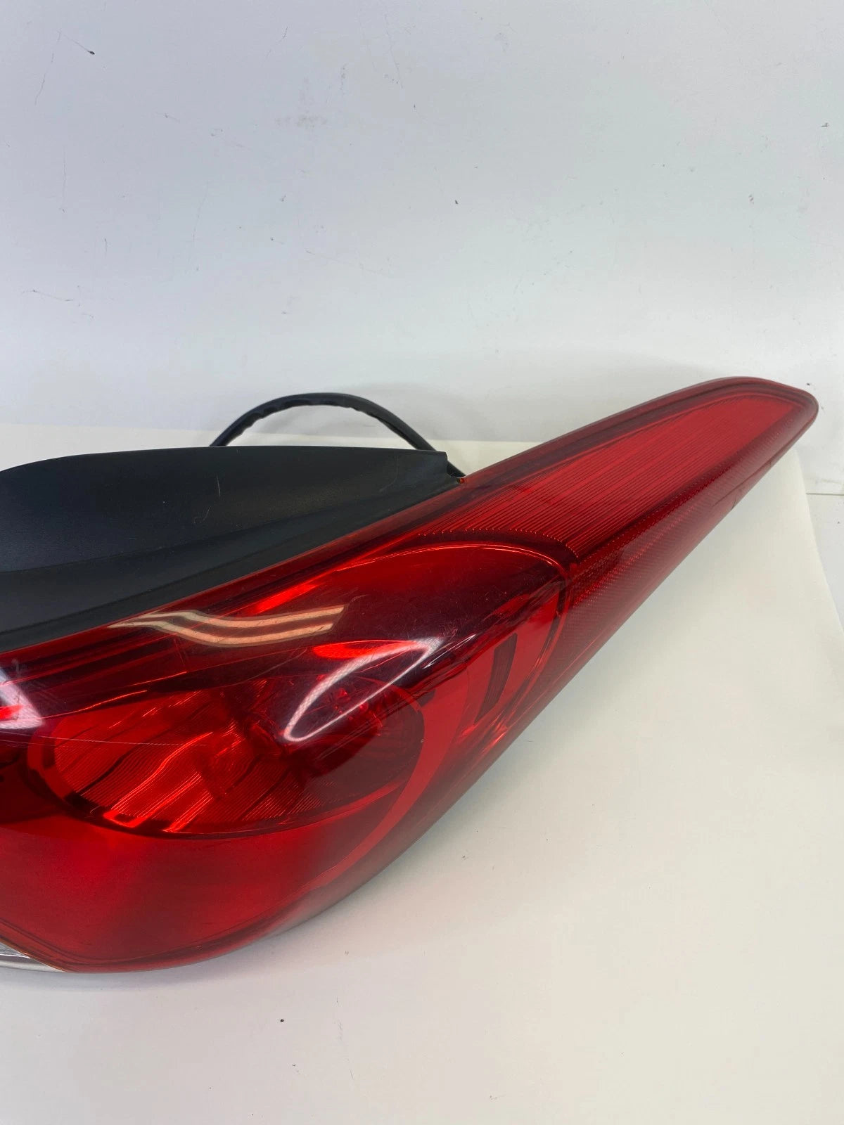 2011-2013 HYUNDAI ELANTRA SEDAN REAR RIGHT PASSENGER OUTER TAIL LIGHT TAILLIGHT
