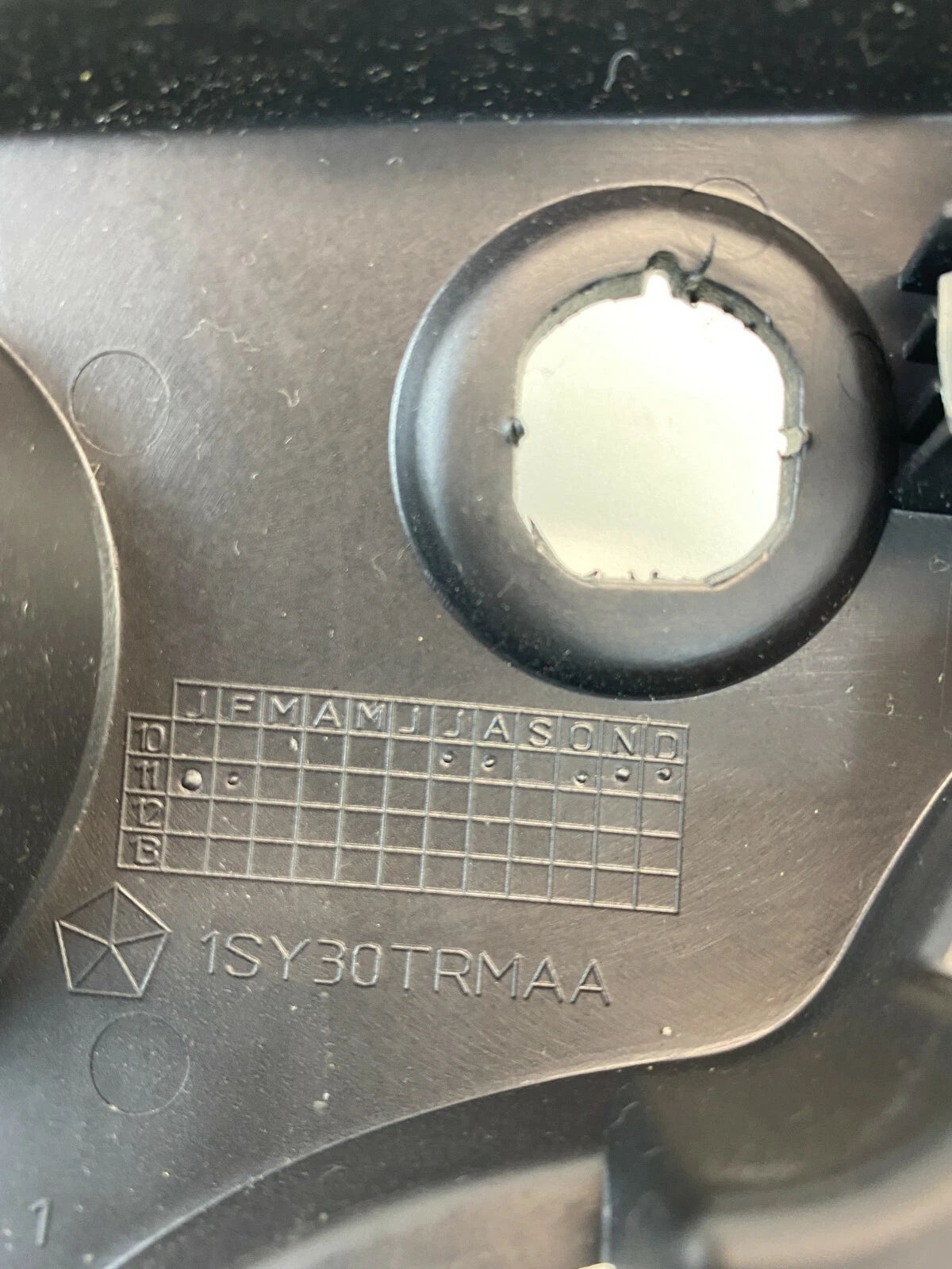 2011-2014 CHRYSLER 200 DASH LEFT A/C AIR VENT GRILL OUTER TRIM BEZEL 1SY30TRMAA