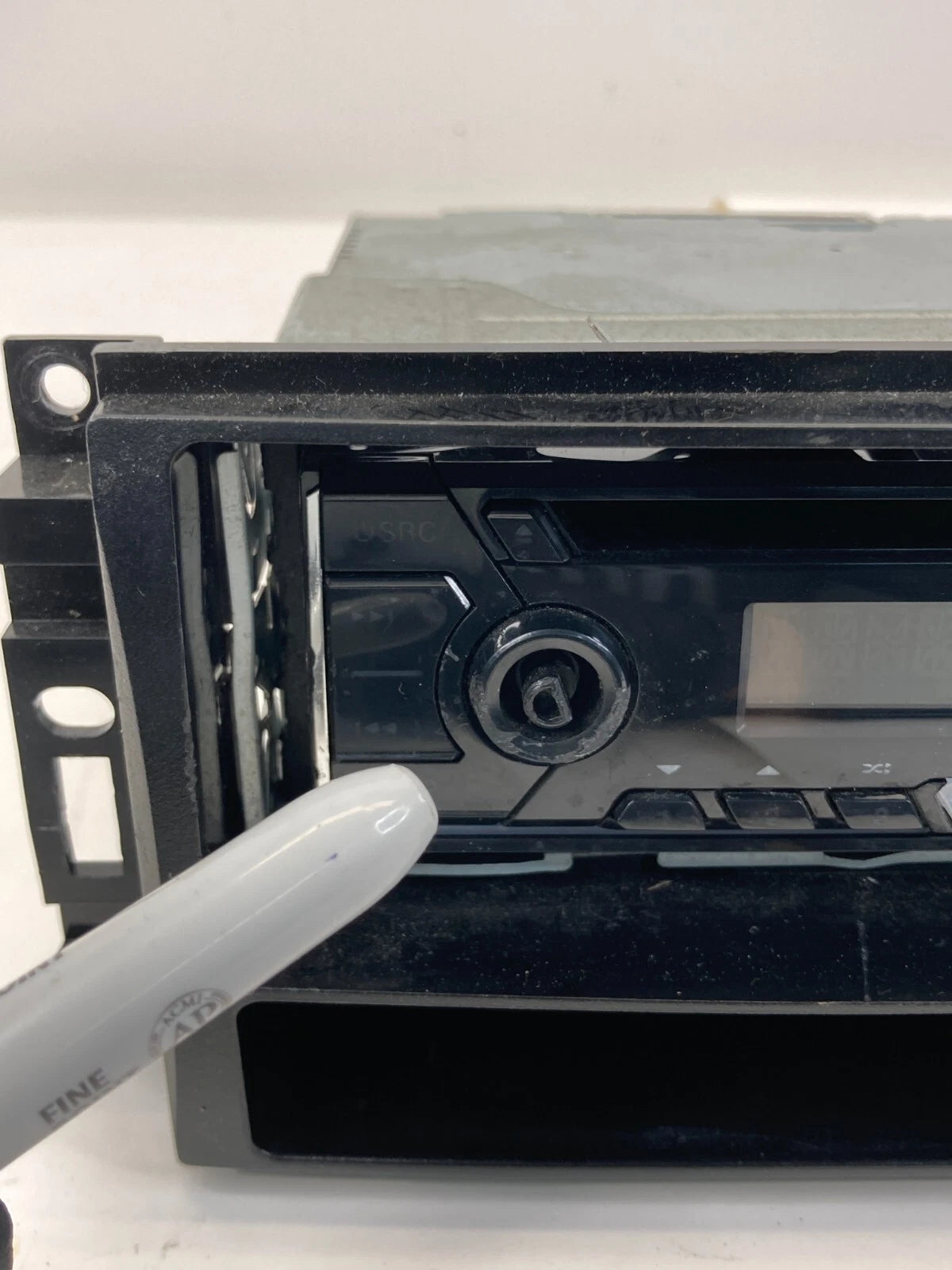2011 JEEP LIBERTY JVC KD-R490 CD PLAYER RADIO W/ DASH MOUNT KIT AFTERMARKET