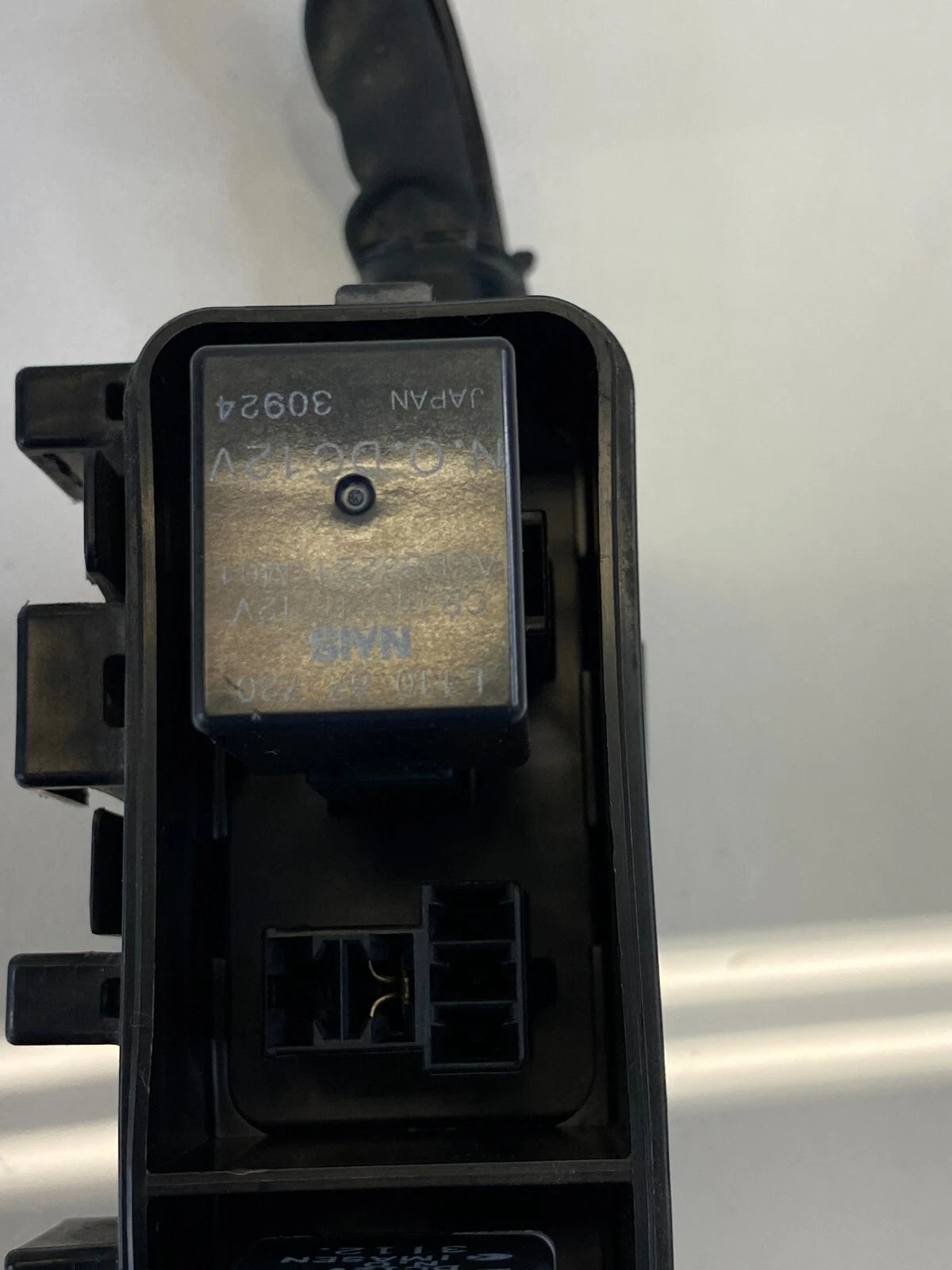 OEM 2002-2006 MAZDA MPV 3.0L V6 UNDER HOOD FUSE RELAY BOX FUSEBOX ASSEMBLY