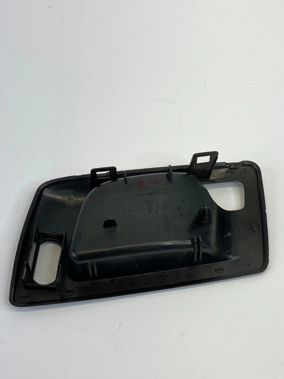 04-06 CADILLAC SRX 03-07 CTS FRONT RIGHT INNER DOOR HANDLE BEZEL TRIM 25752962