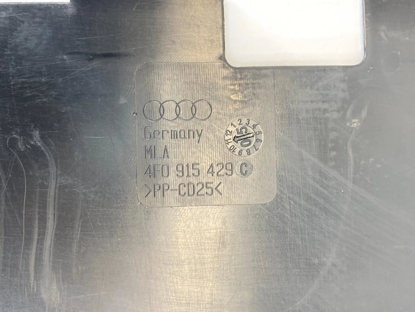2005-2008 AUDI A6 QUATTRO BATTERY UPPER HOLDER PLATE COVER LID CAP 4F0915429C