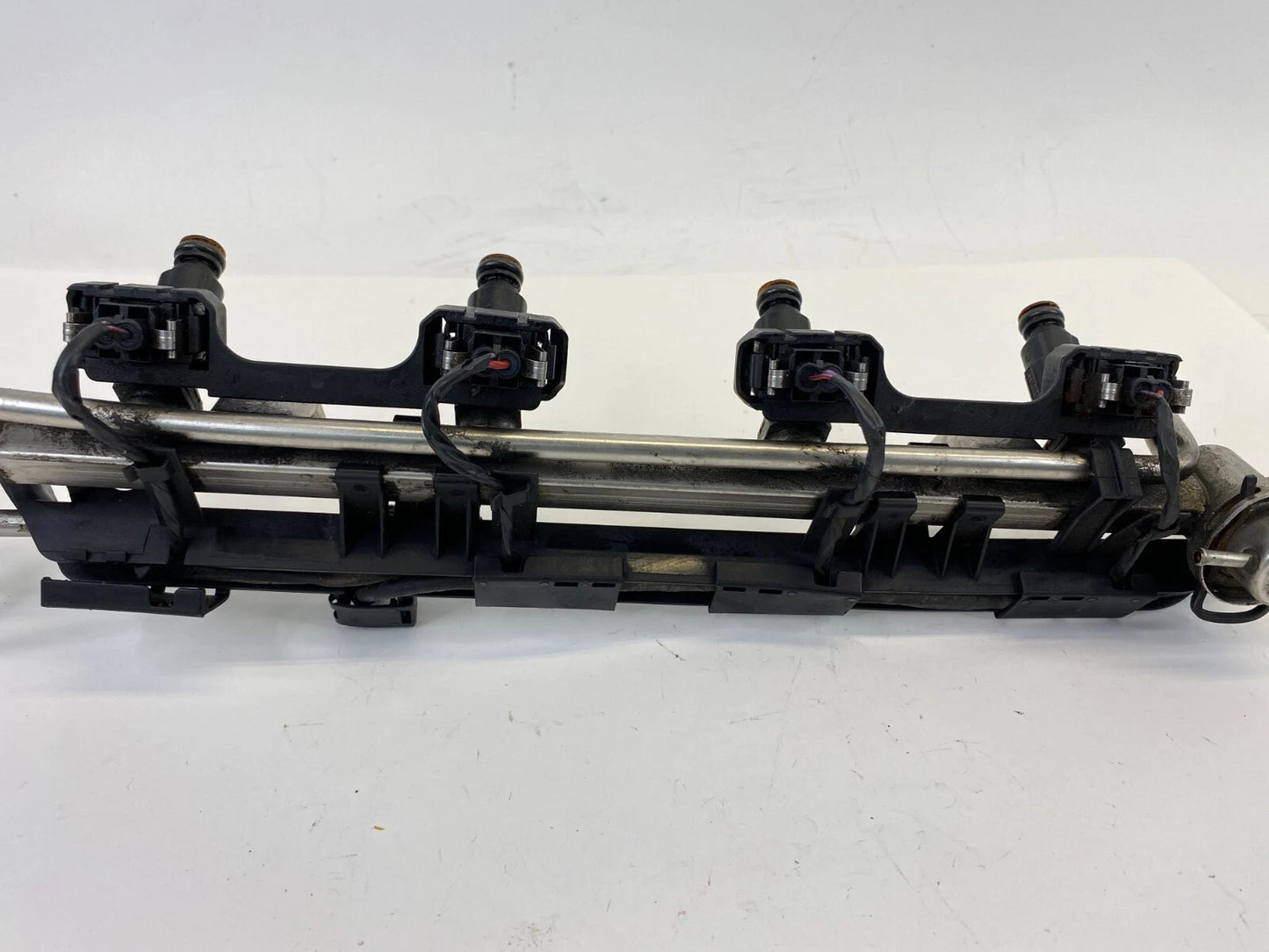 1999-2005 VOLKSWAGEN BEETLE AT FUEL INJECTION RAIL W/ INJECTORS 06A-133-681-B