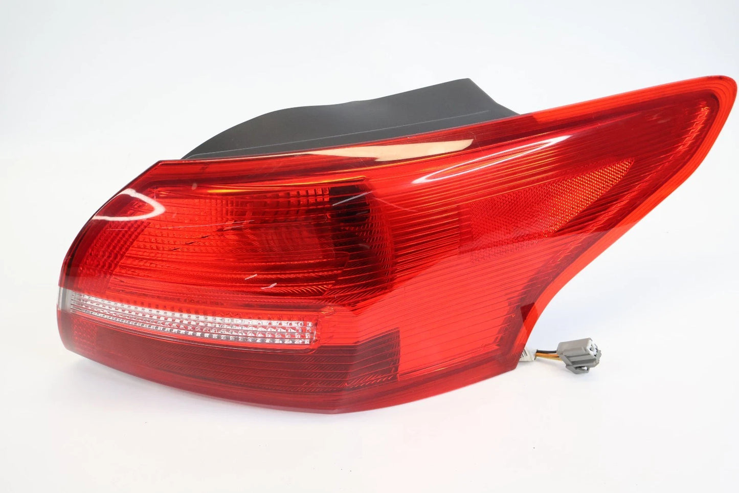 15-18 FORD FOCUS SEDAN REAR RIGHT OUTER TAILLIGHT TAIL LAMP UNIT F1EB13404F OEM