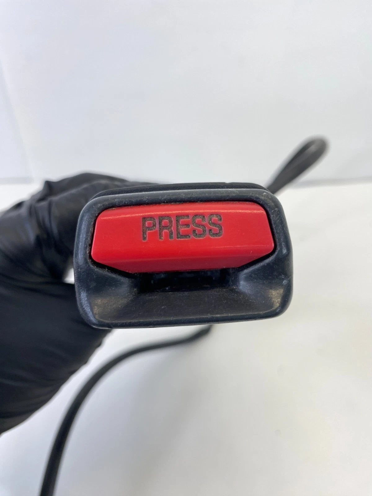 2005 CHRYSLER 300 FRONT LEFT DRIVER SIDE SEAT BELT BUCKLE 1BX251DVAA OEM