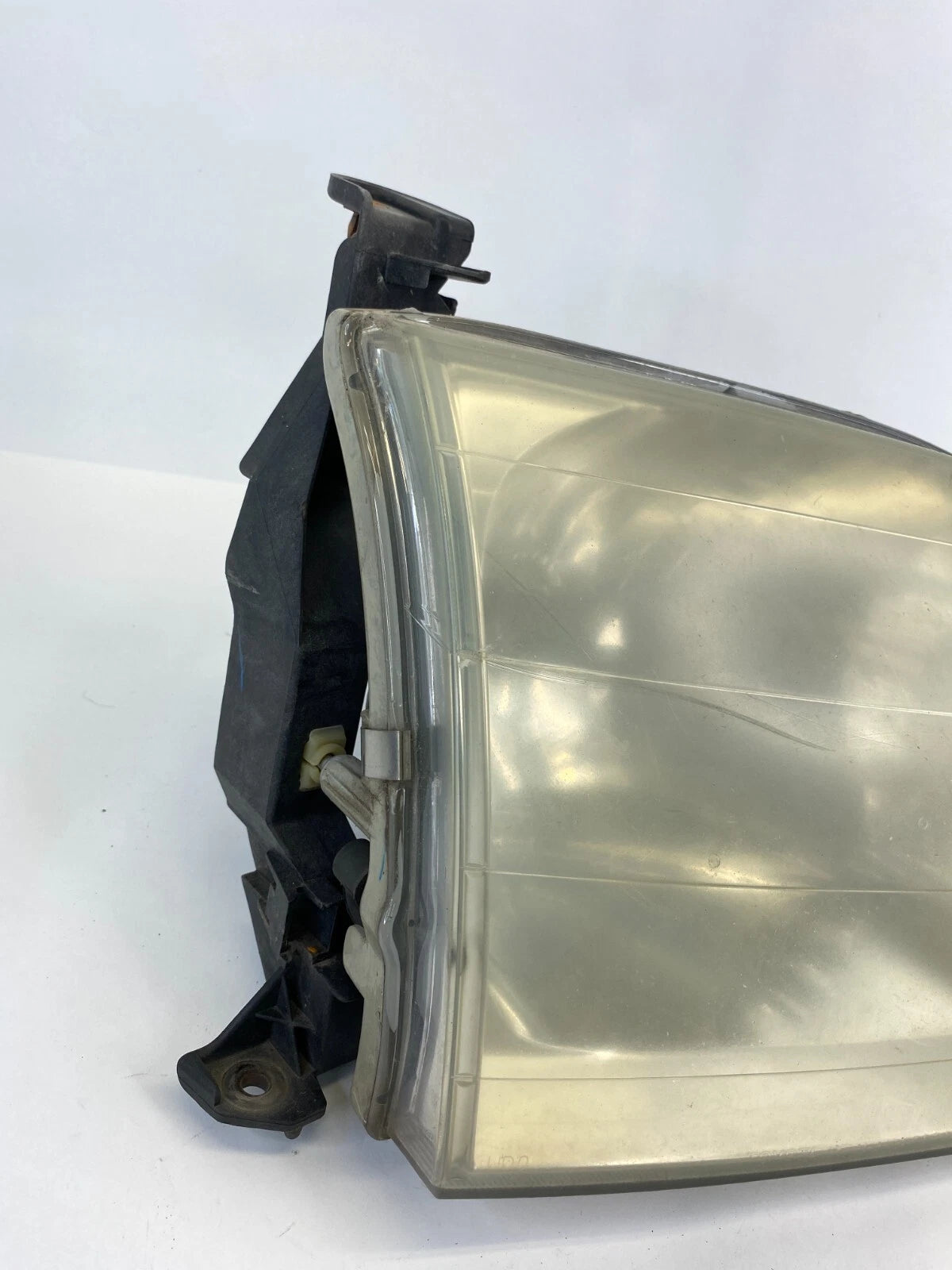 2001-2004 TOYOTA SEQUOIA FRONT RIGHT PASSENGER HEADLIGHT HEADLAMP LAMP OEM