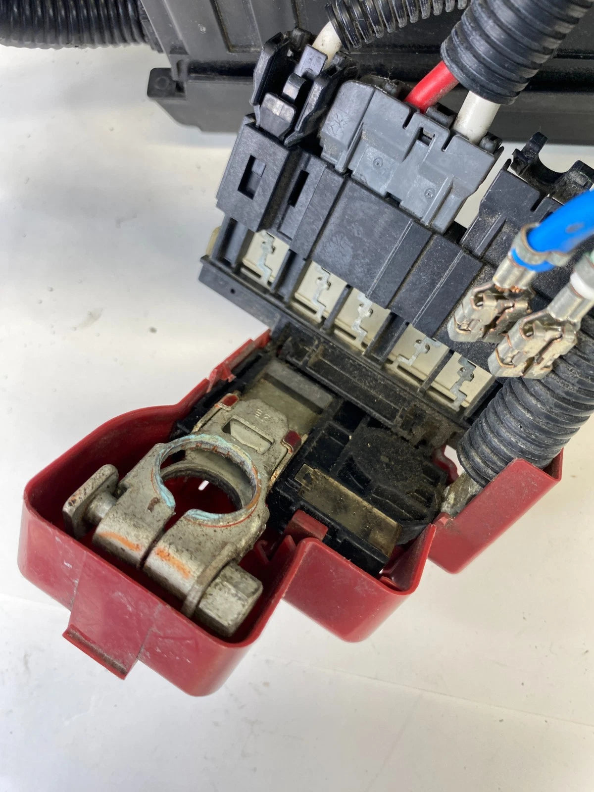 2013-2015 NISSAN ALTIMA 2.5L ENGINE COMPARTMENT FUSE BOX W/ BATTERY TERMINAL OEM