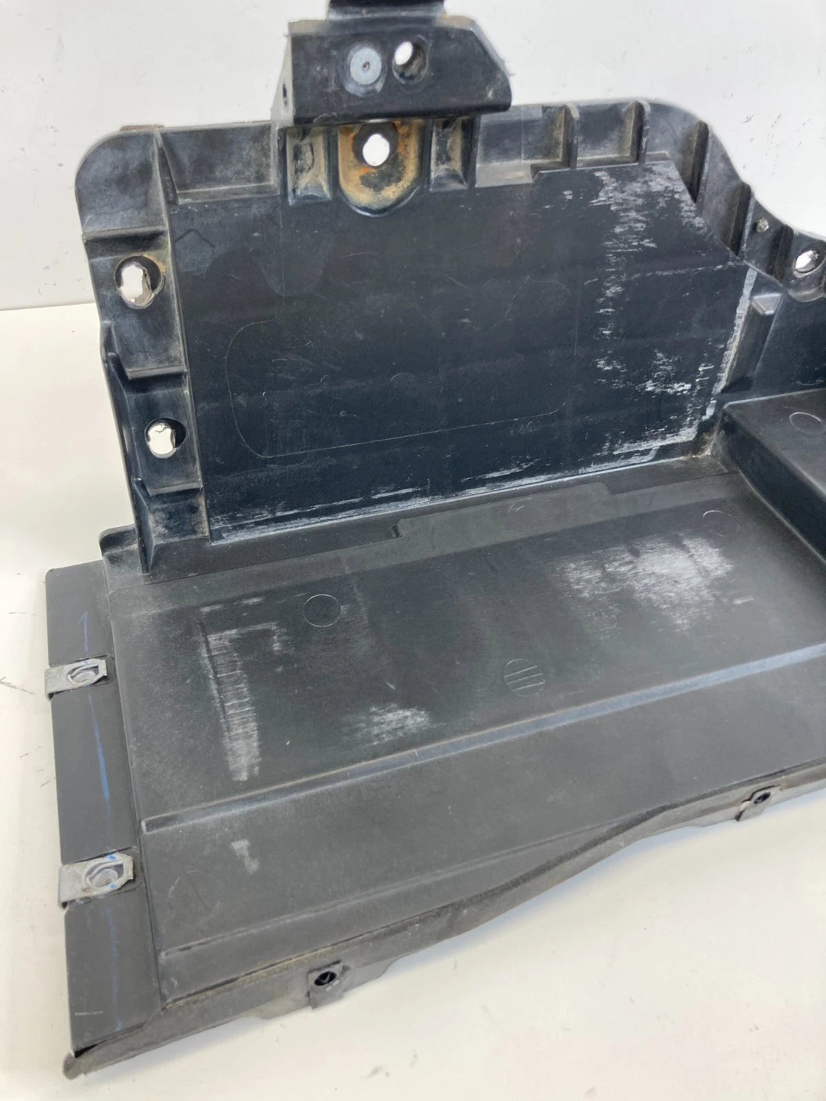 2008 2009 CADILLAC SRX 3.6L V6 A/T BATTERY SUPPORT TRAY ASSEMBLY 25783790 OEM