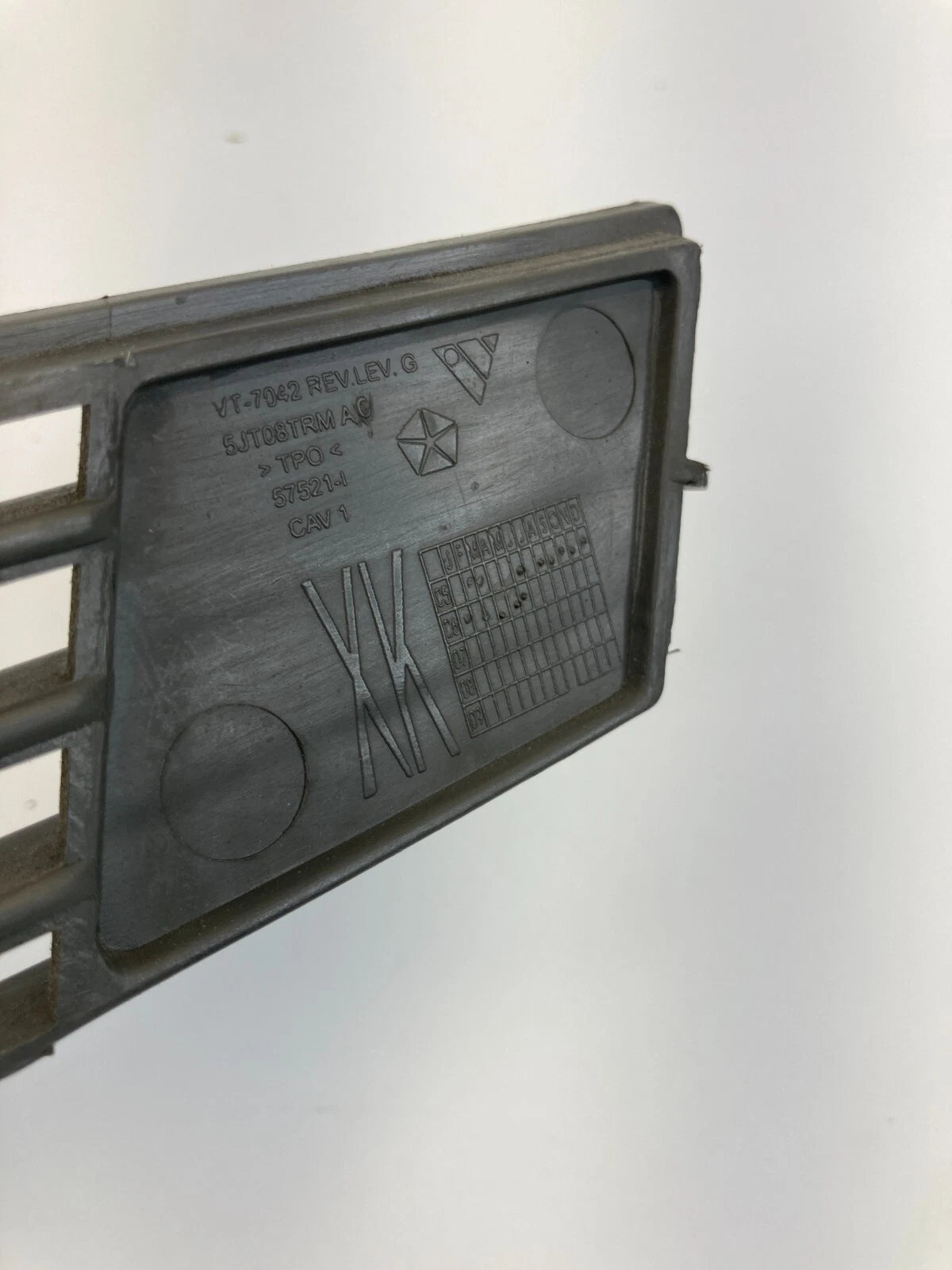 2006-2010 JEEP COMMANDER FRONT DASH DEFROST PANEL GRILLE AIR VENT 5JT08TRMAC OEM