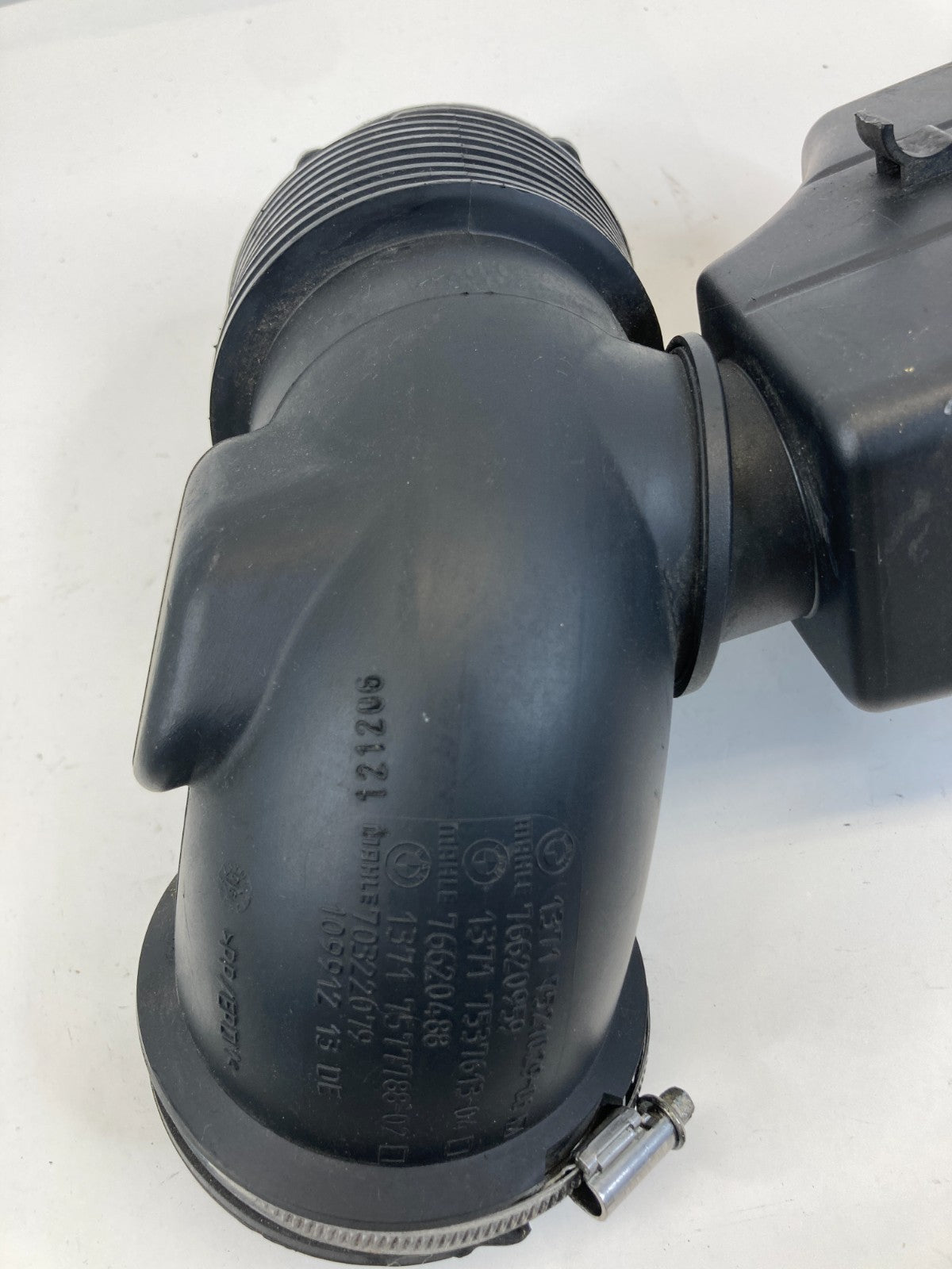 2006 2007 BMW 525i 3.0L Air Intake Tube Duct w/Resonator 1371-7521029-06 OEM